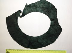 Кожа натуральная зеленая с пятнами, толщина 2 мм, очень мягкая, диаметр по внешнему кругу 30 см, ширина полоски 3,5-6см