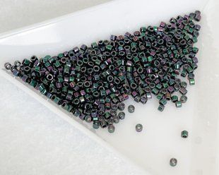 Delica (DB1001) 11/0, непрозрачный радужный фиолетово-зеленый, 5 г